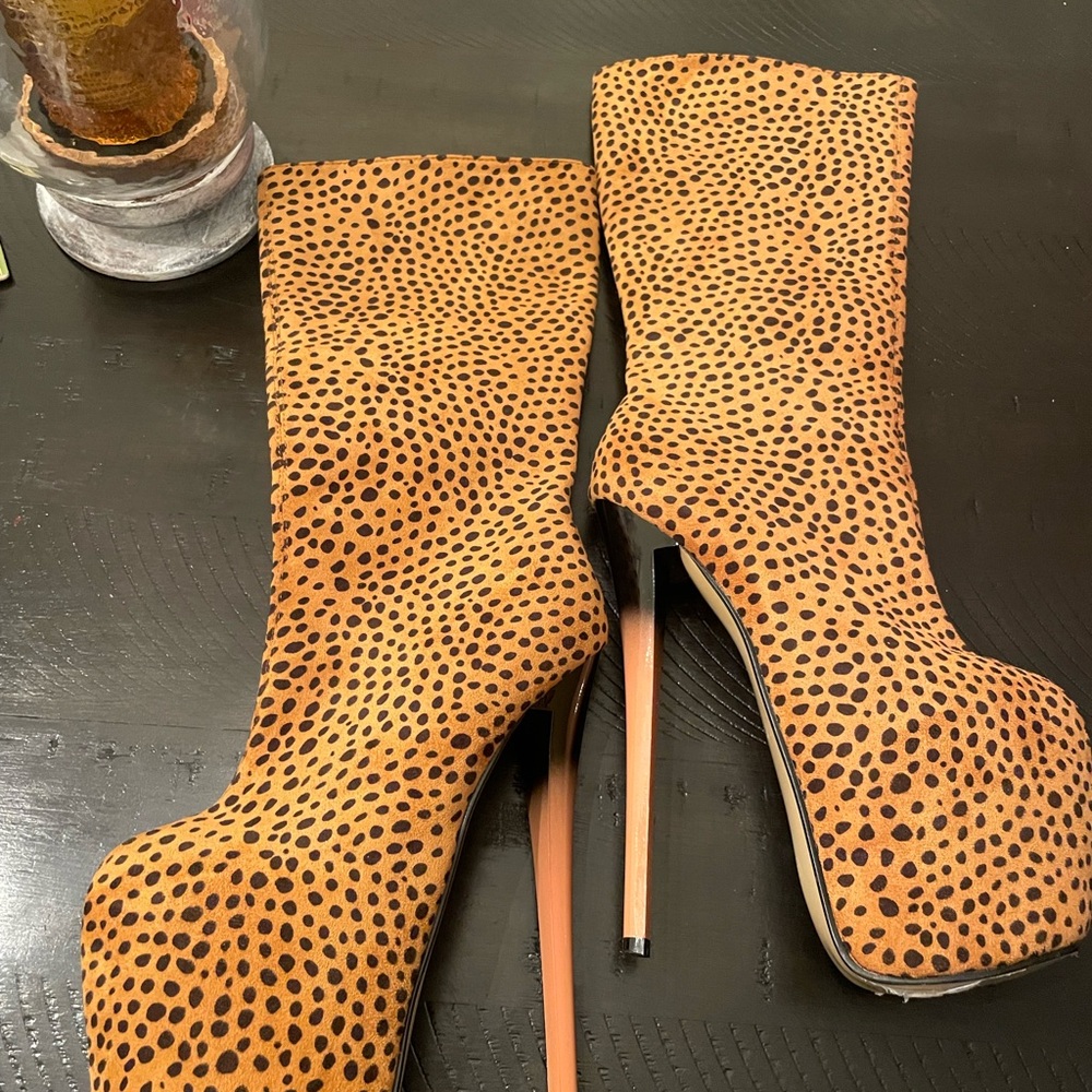 Stiletto Leopard print suede platform boots! These are super sexy! Size 38/7.5